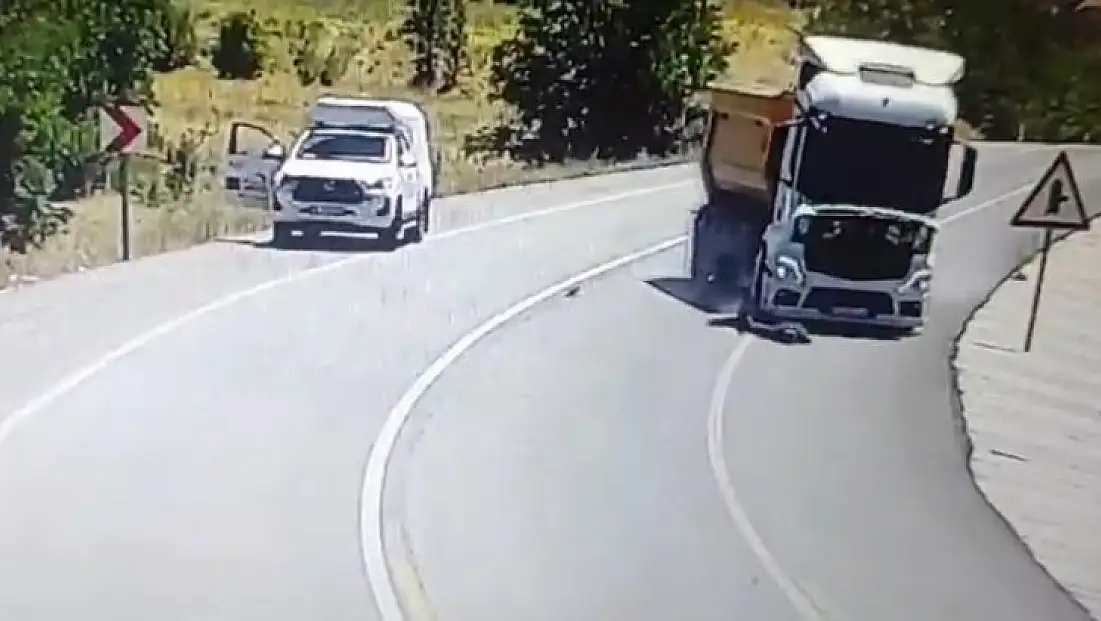 Böyle kaza görülmedi: Yolun ortasındaki yaralı serçeyi kurtarmak isterken kamyon çarptı