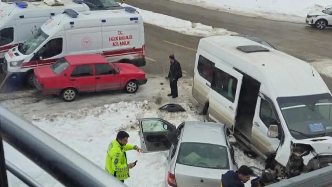 Ataşehir’de minibüs ile otomobil çarpıştı!