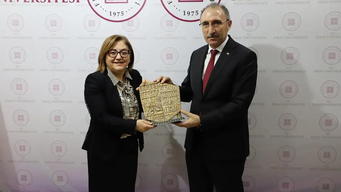 Fatma Şahin’den Rektör Göktaş’a ayakta alkış: 'Elinizden öpüyorum, vallahi billahi iyi adamsınız'