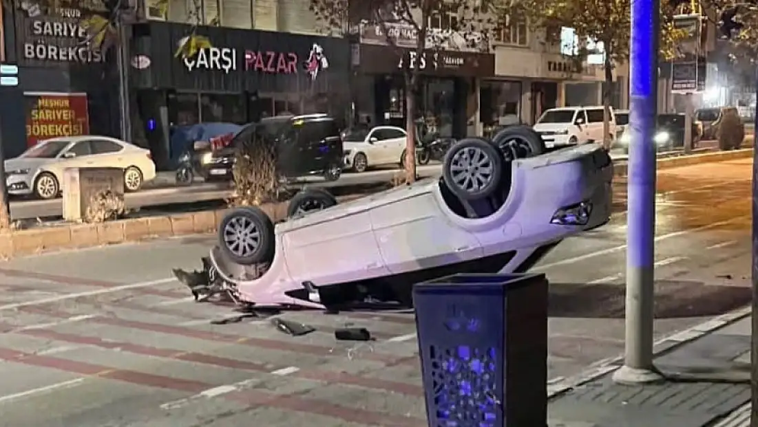 Kontrolden çıkan otomobil MOBESE direğine çarptı
