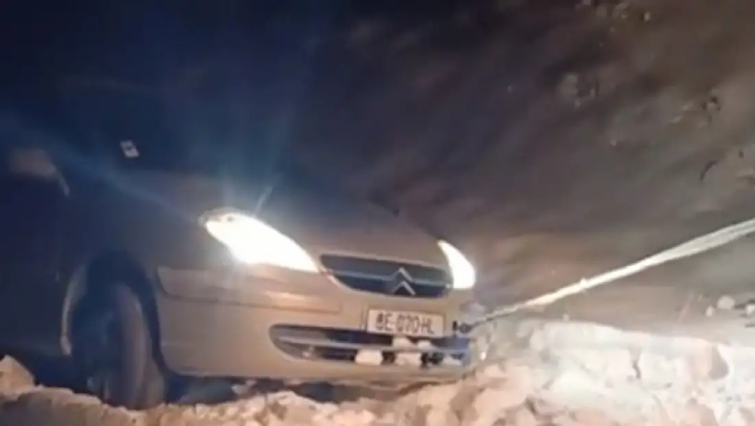 Yolda mahsur kalan sürücünün imdadına İl Özel İdaresi yetişti