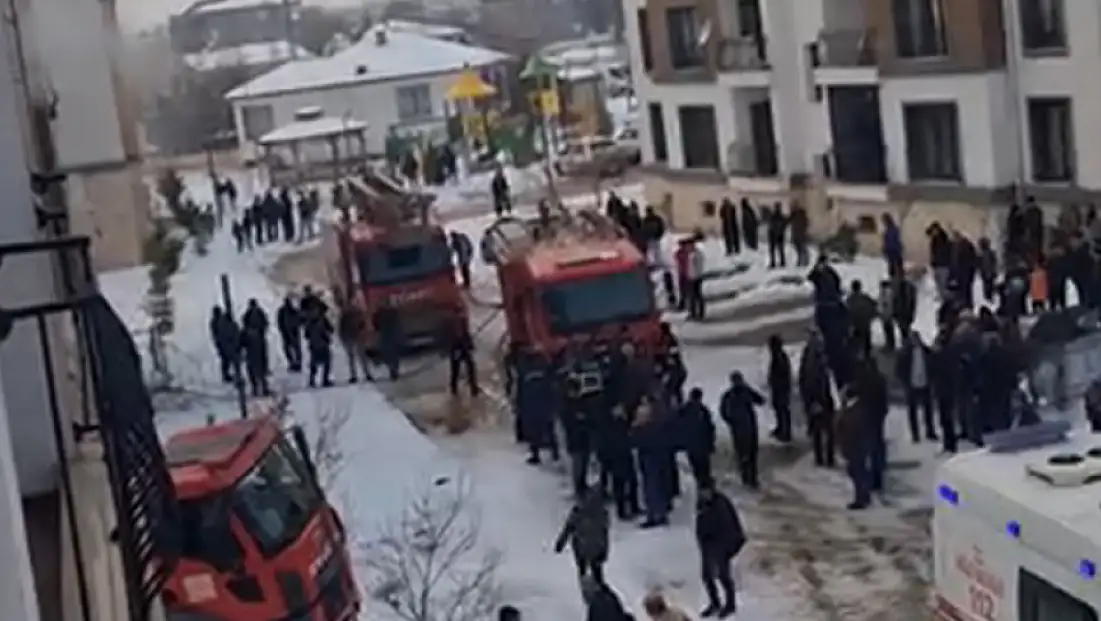 Yurtbaşı’nda yangın paniği! Duman tüm binayı sardı, 11 kişi hastaneye kaldırıldı!