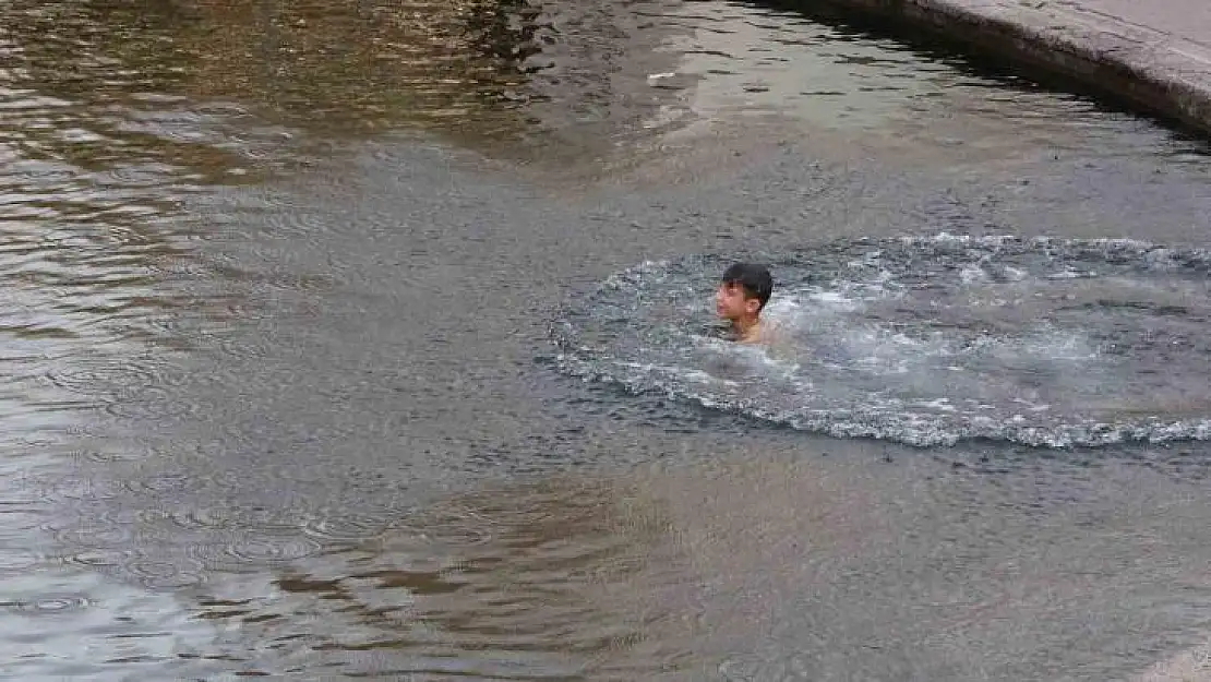 'Hava sıcak' deyip suya girdi, titreyerek röportaj verdi