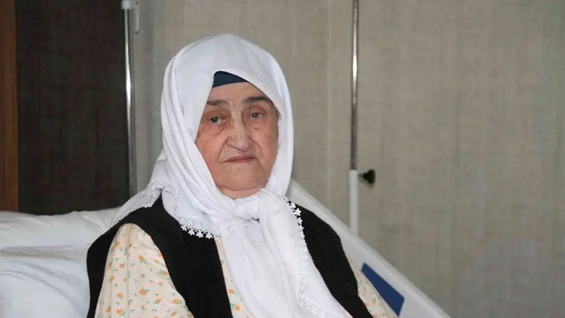 2 doz aşı hayatta tuttu, 89 yaşındaki Firdevs nine koronayı hafif atlattı