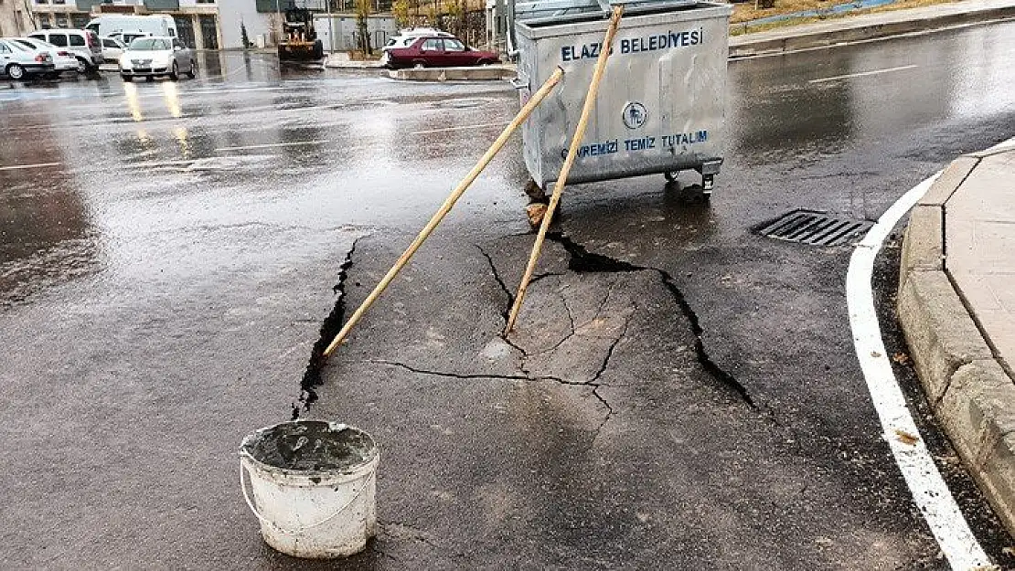 Abdullahpaşa'da yol çöktü!