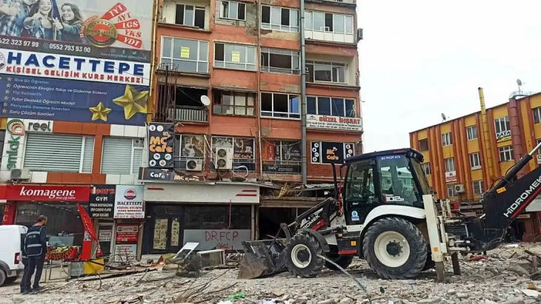 Ağır hasarlı binadan kapı sökerken düşerek ağır yaralandı