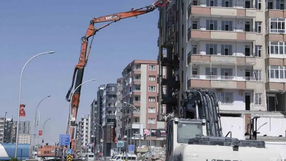 Ağır hasarlı binanın yıkımında polis ve operatörün bayrak hassasiyeti