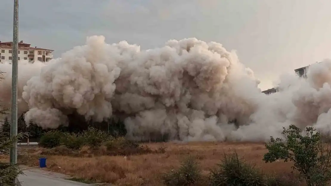 Ağır hasarlı iki blok 300 kilo patlayıcı kullanılarak yıkıldı