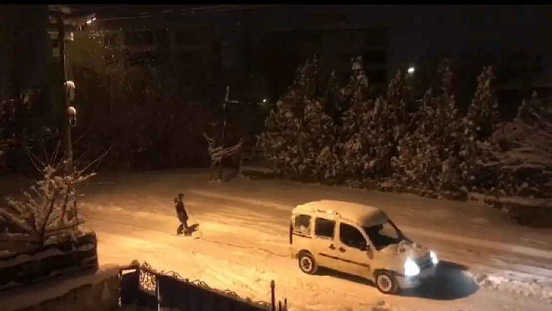 Aracın arkasına bağladığı iple karda kayak keyfi yaptı