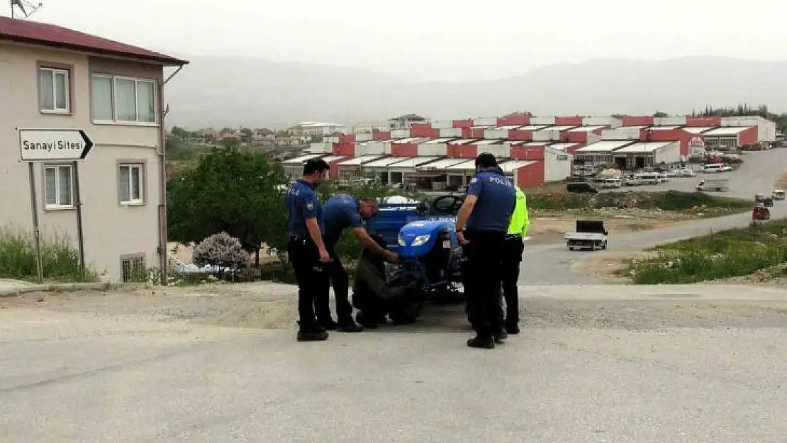 Aracı arızalanan yaşlı sürücünün yardımına polisler yetişti