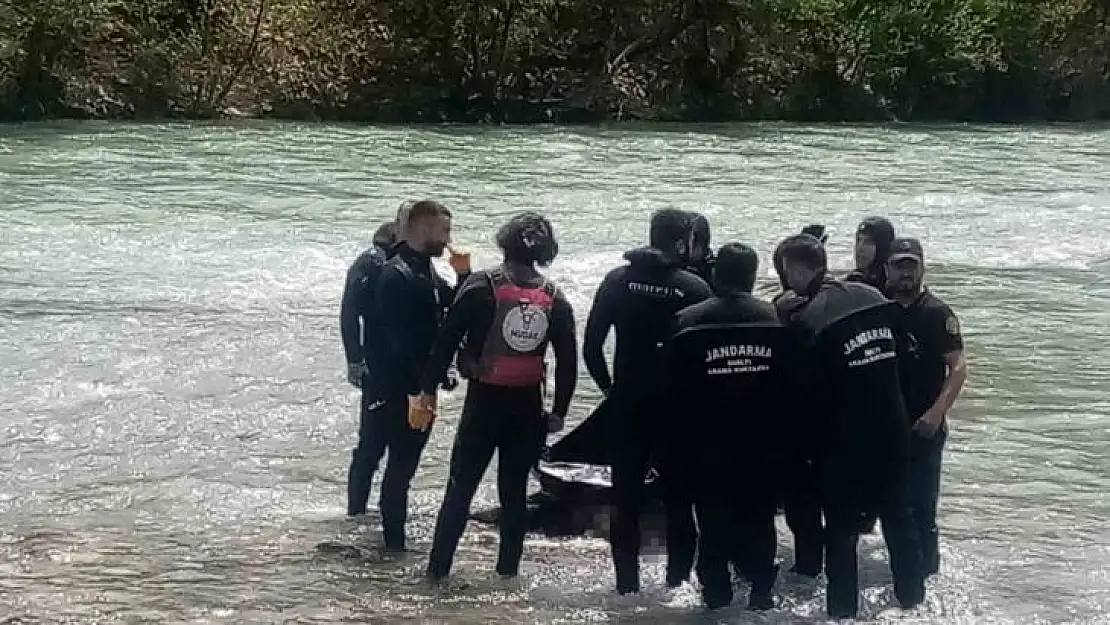 Araçlarıyla Munzur çayına düşerek kaybolan gençlerden birinin cansız bedenine ulaşıldı