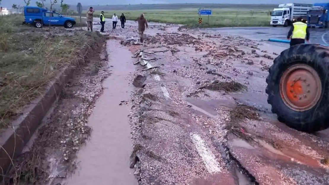 Aşırı yağış nedeniyle kapatılan yol, trafiğe açıldı