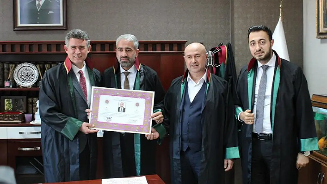 Av. Tanman'ın belgesini TBB Başkanı Feyzioğlu verdi