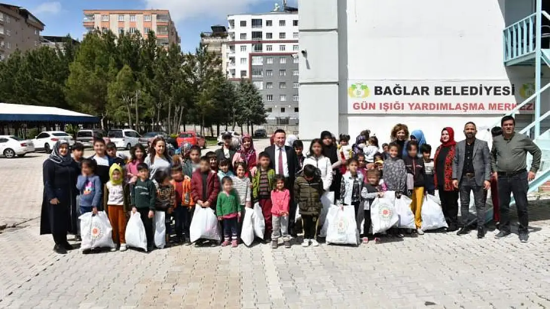 Bağlar Belediyesi'nden depremden etkilenen çocuklara giysi desteği