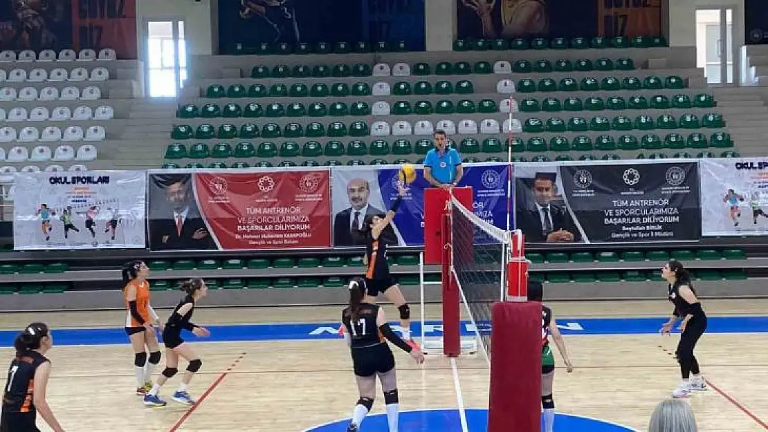 Bağlar Belediyespor'un genç kız voleybol takımı, bölge şampiyonu oldu