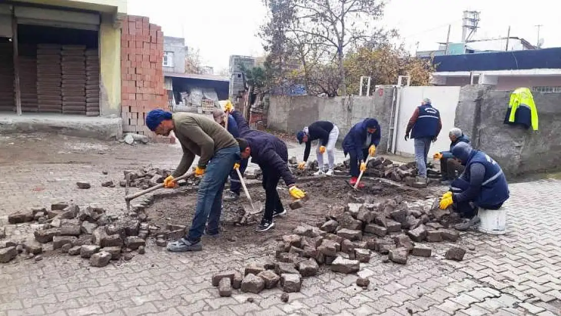 Bağlar'da kaldırım yenileme çalışmaları sürüyor