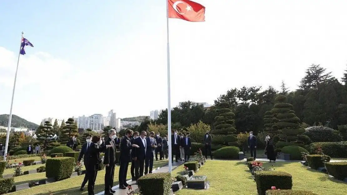 Bakan Çavuşoğlu'ndan Kore şehitlerinin yattığı BM Anıt Mezarlığı'na ziyaret