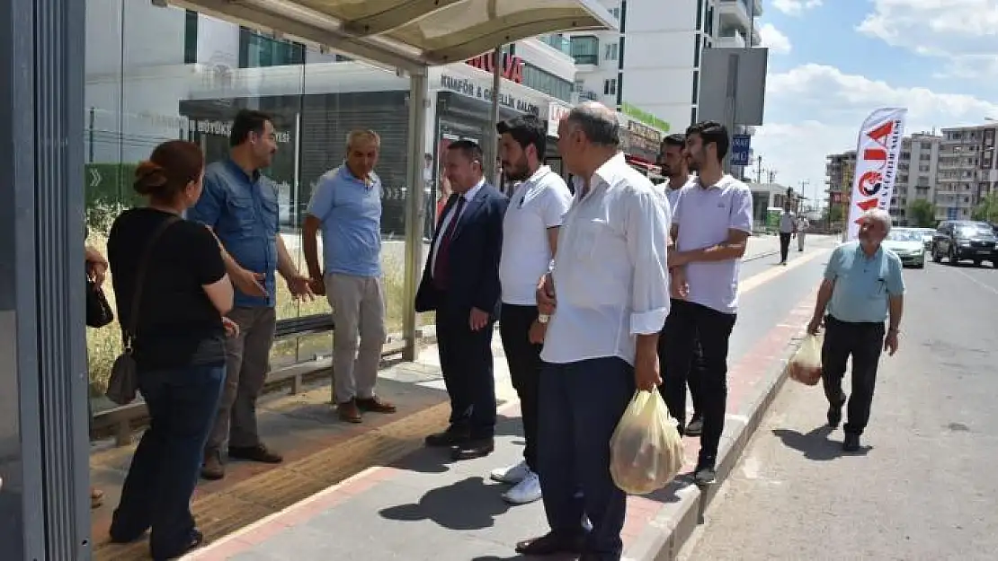 Başkan Beyoğlu otobüs durağında vatandaşların taleplerini dinledi