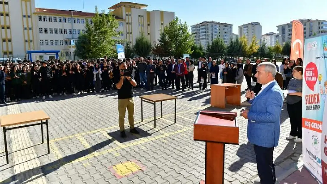 Başkan Çınar, öğrencilerin proje tanıtım etkinliğine katıldı