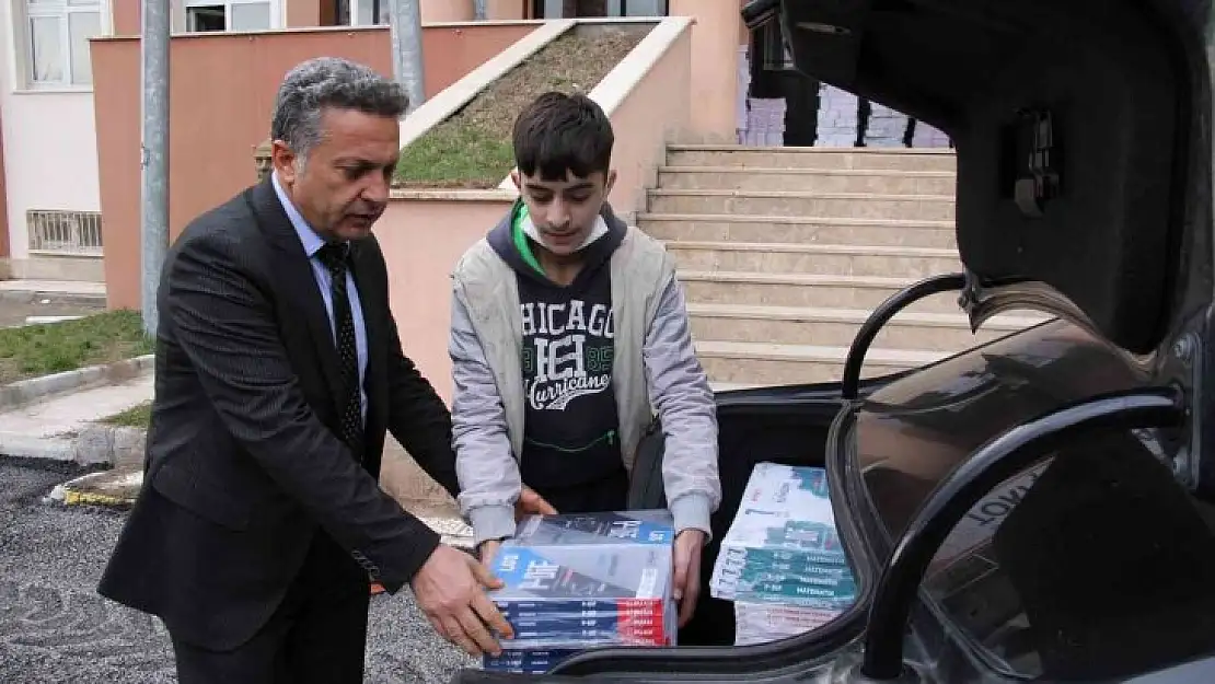 Belediye başkanı öğrenciler için makam aracıyla köy köy gezip kitap dağıtıyor