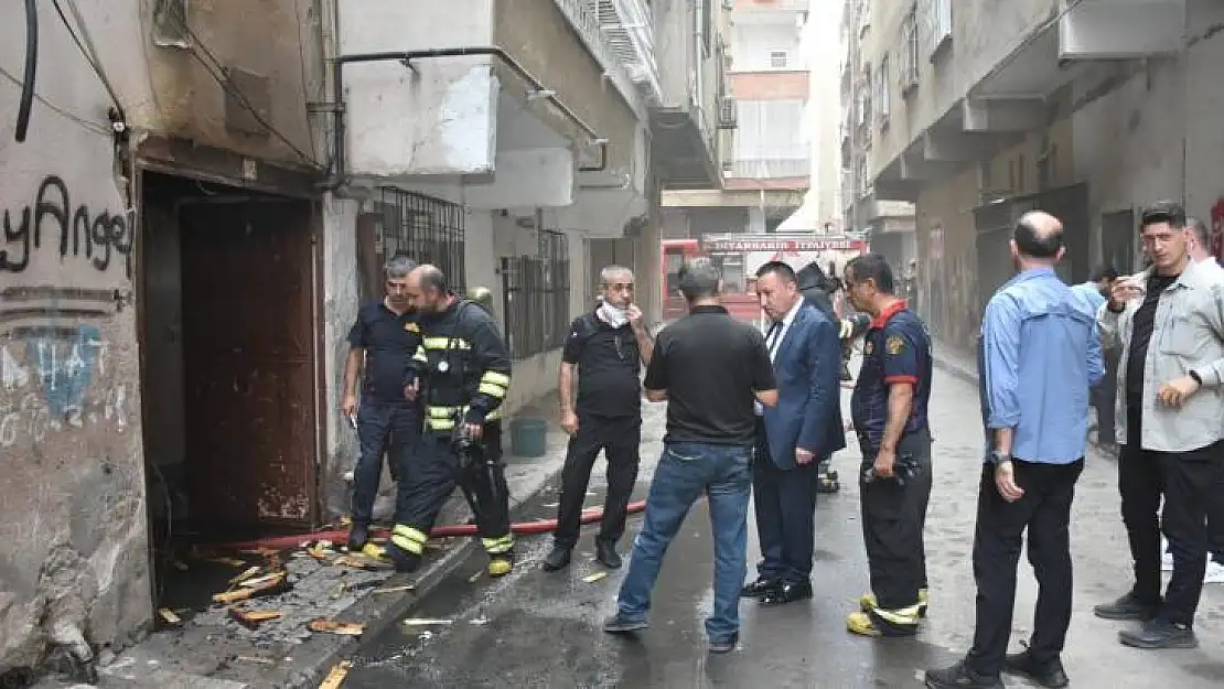 Binada yangın çıktı, Başkan Beyoğlu ev sakinlerini yalnız bırakmadı