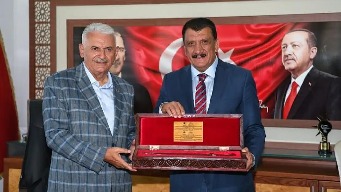 Binali Yıldırım'dan hizmetlere övgü