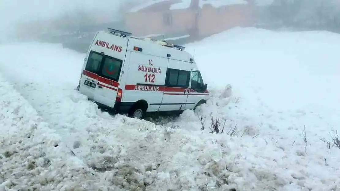 Bingöl'de ambulans buzlanma nedeniyle yoldan çıktı: 5 yaralı