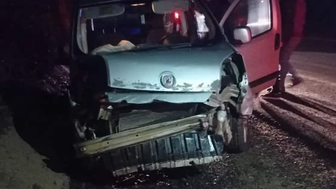 Bingöl'de araç duvara çarptı: 3 yaralı
