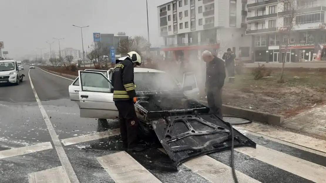 Bingöl'de bir anda alev alan otomobil kullanılamaz hale geldi