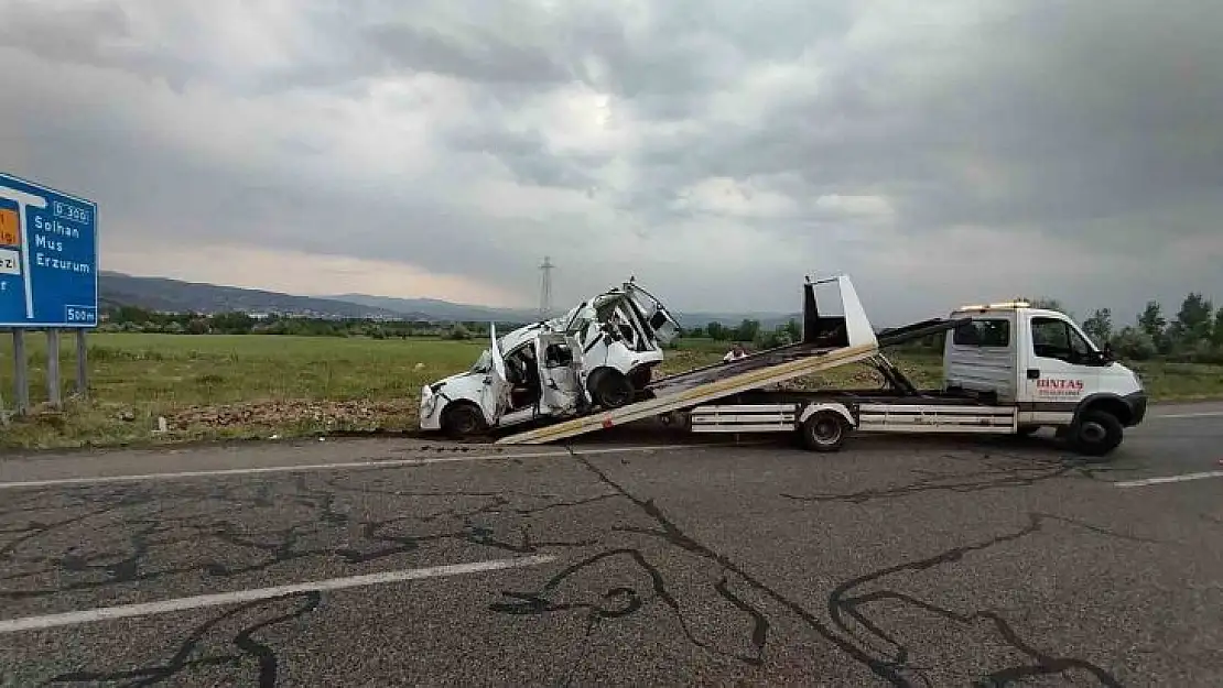 Bingöl'de hafif ticari araç levhaya çarptı: 3 yaralı