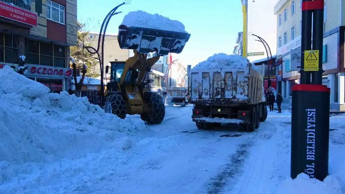 1 metreyi bulan kar kamyonlarla şehir dışına taşınıyor
