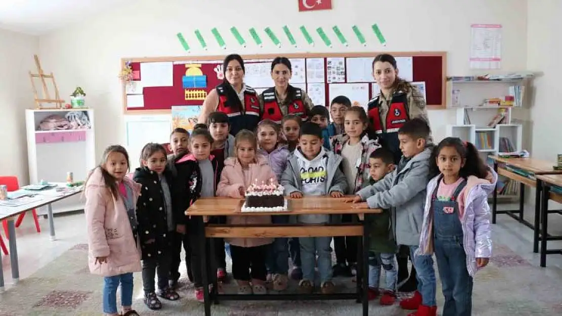 Bingöl'de jandarmadan öğrencilere karne hediyesi