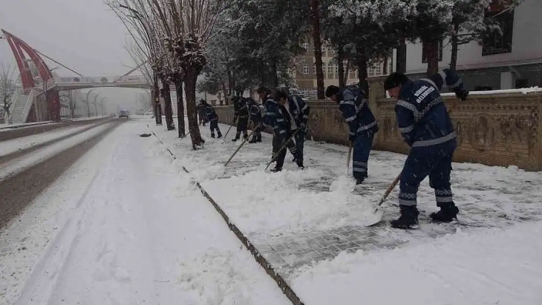 Bingöl'de kar yağdı, belediye ekiplerinin mesaisi de başladı