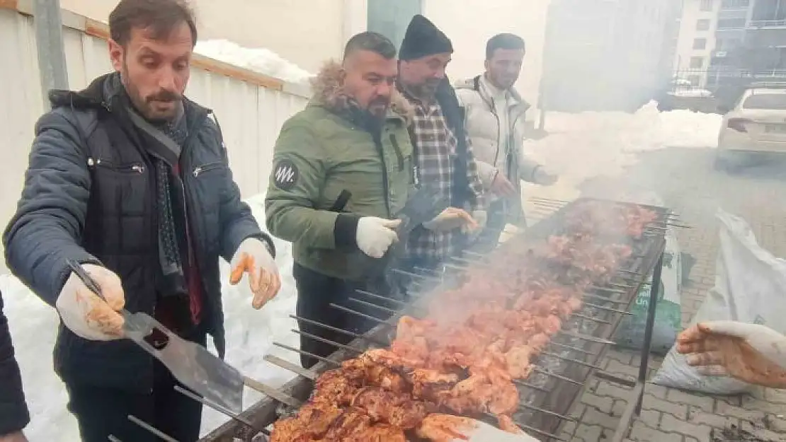 Bingöl'de mangallar depremzedeler için yandı