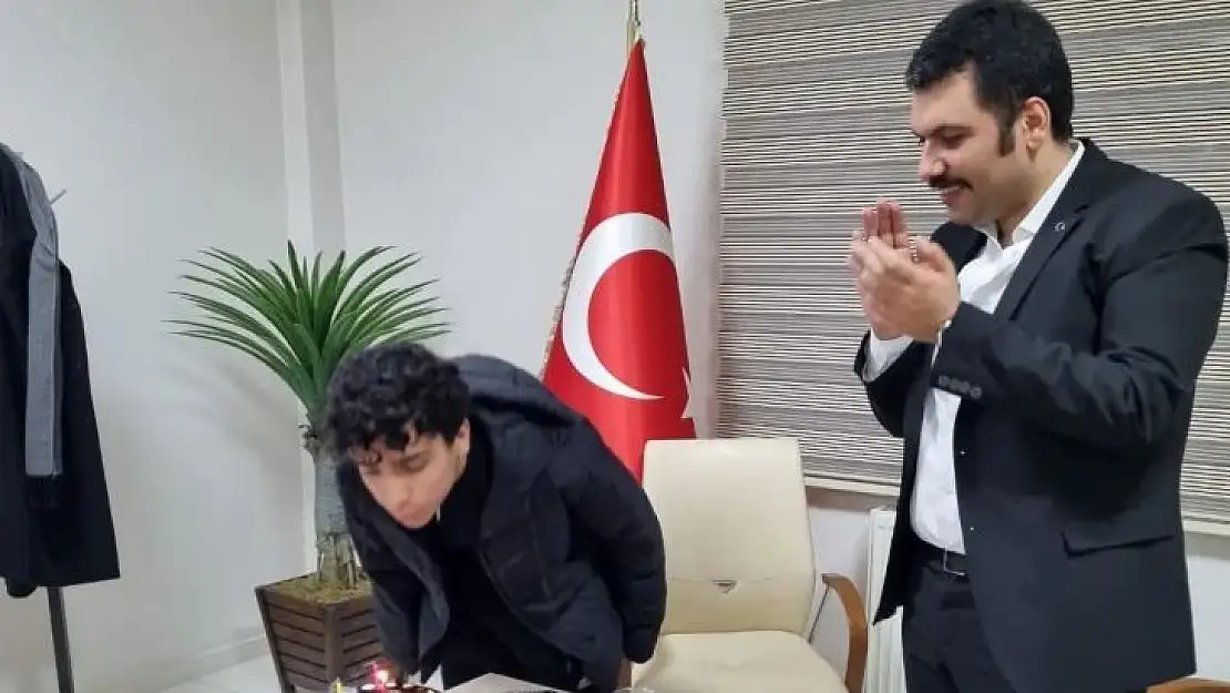 Bingöl'de misafir edilen depremzede gence doğum günü sürprizi