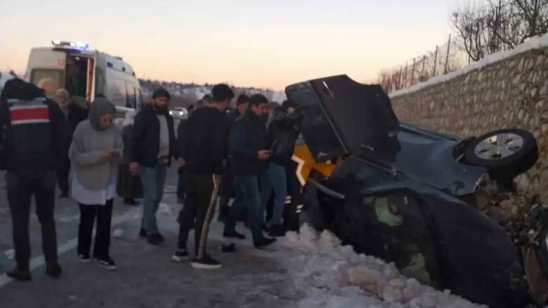 Bingöl'de otomobil takla attı: 5 yaralı