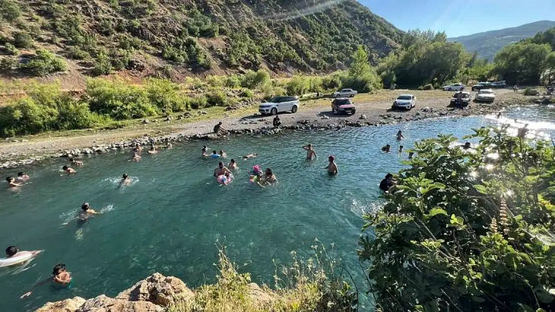 Bingöl'de sıcaktan bulananlar, gölette serinliyor