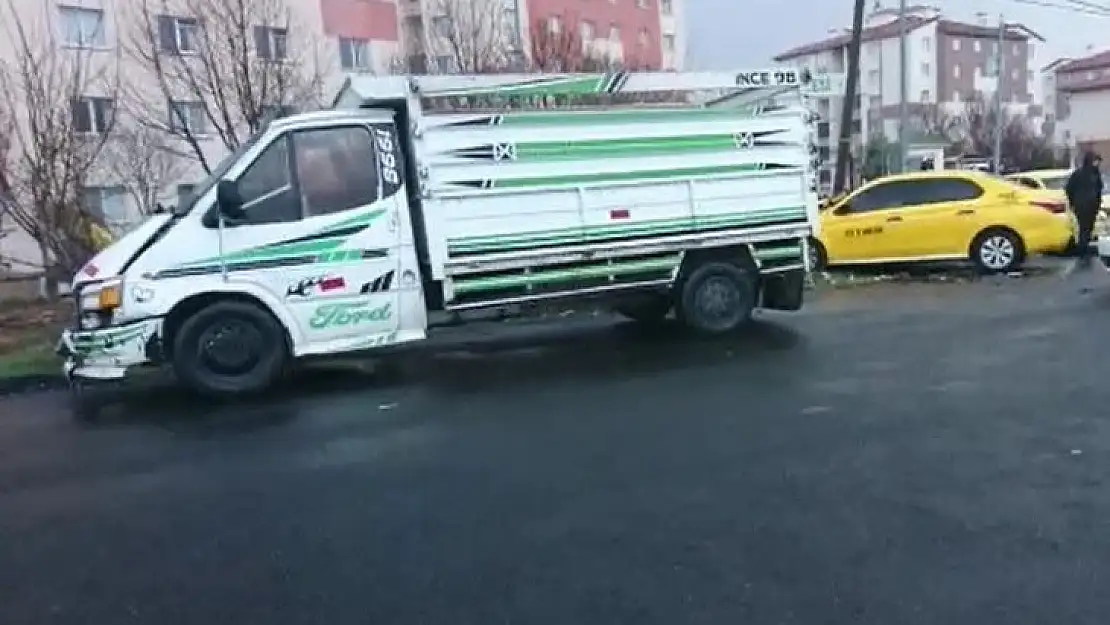 Bingöl'de ticari taksi ile kamyonet çarpıştı: 5 yaralı