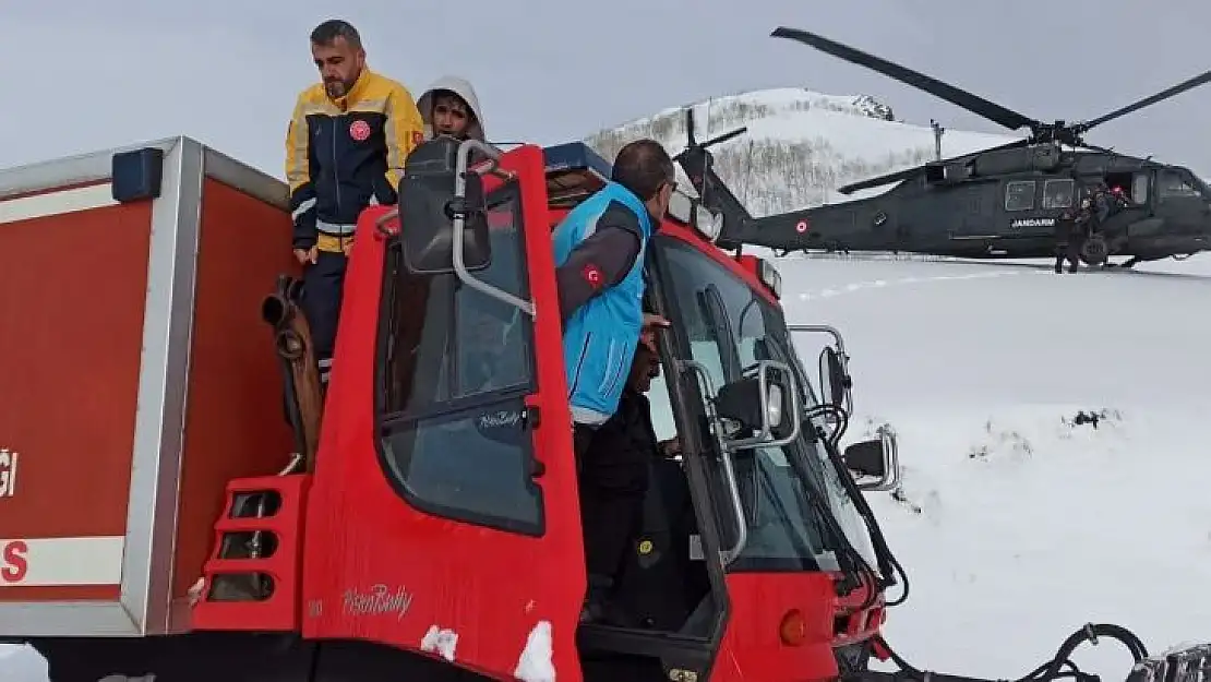 Mahsur kalan avcılar helikopterle kurtarıldı