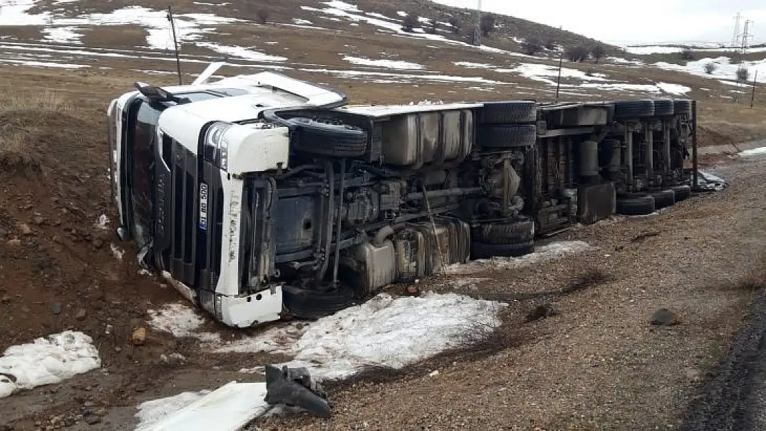 Bingöl'de tır devrildi: 1 yaralı