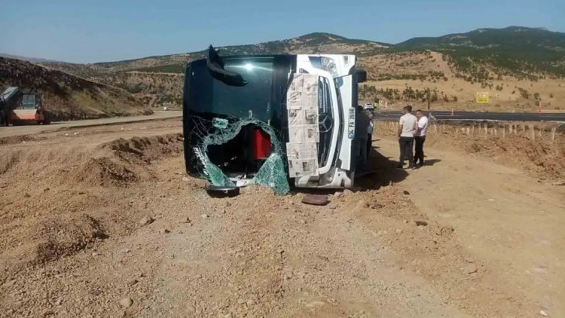 Bingöl'de yolcu otobüsü devrildi: 14 yaralı