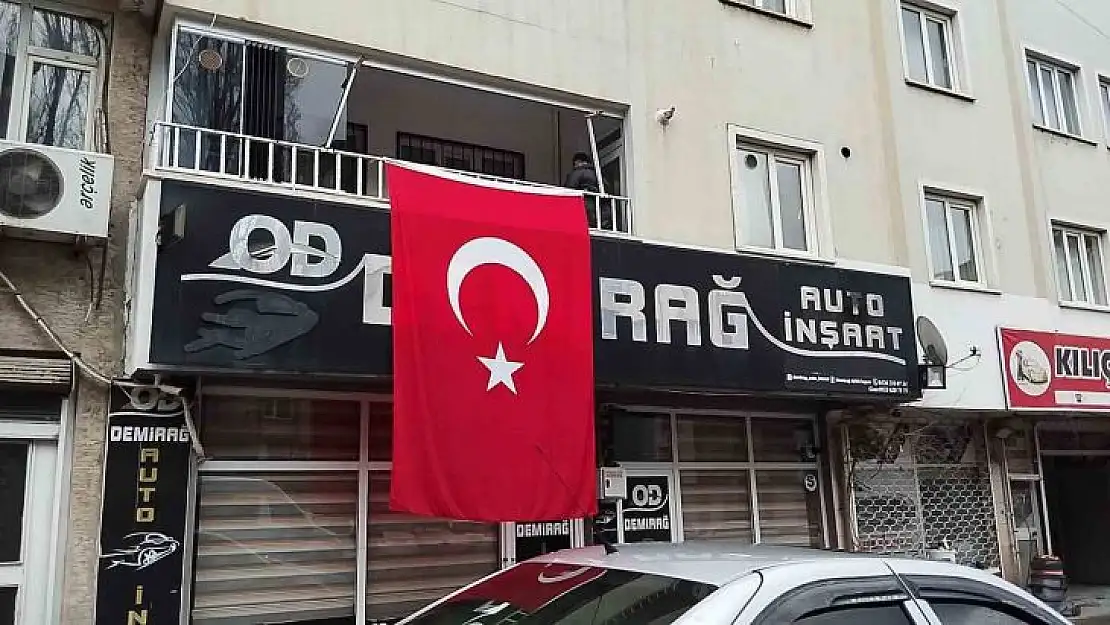 Bingöllü şehidin dede evine Türk bayrağı asıldı