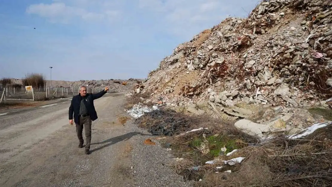 Binlerce hayali altında bırakan moloz yığınları dağ oldu