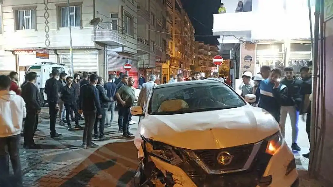 Bismil'de otomobiller kafa kafaya çarpıştı