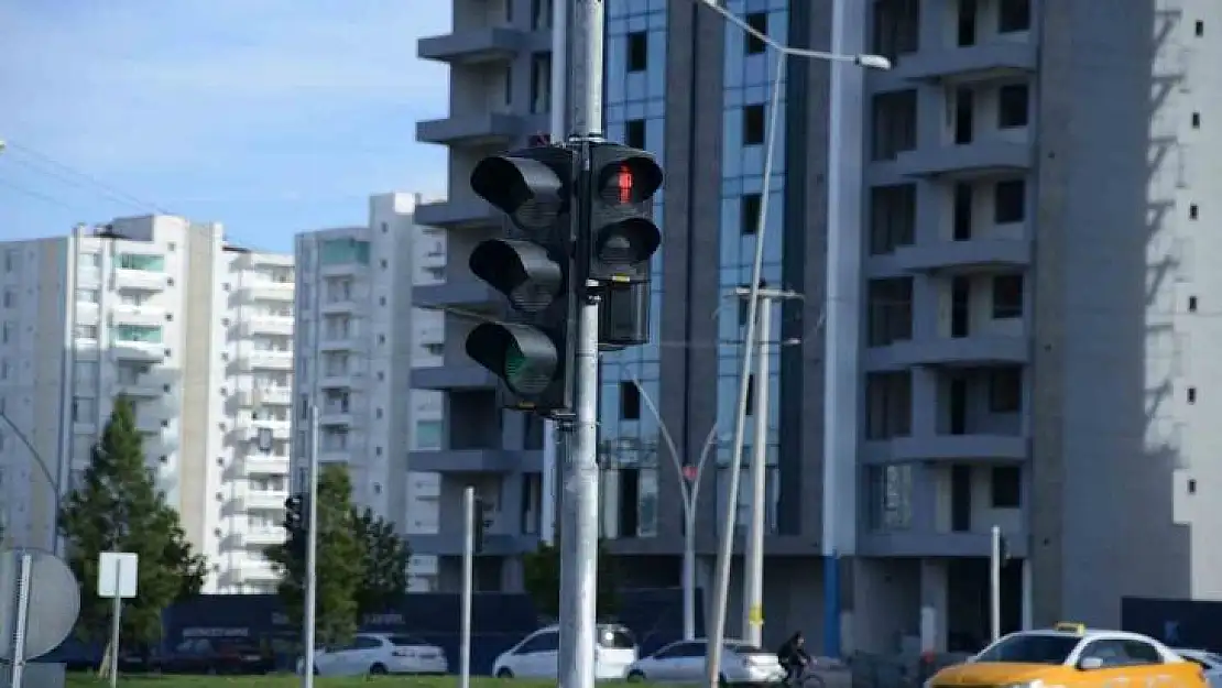 Büyükşehir Belediyesi, yol ve yaya güvenliği için sinyalizasyon sistemlerini artırıyor