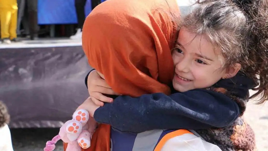 Çadır kentte 5 yaşındaki Nehir'e doğum günü sürprizi