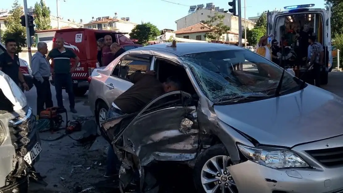 Çekici ile çarpışan otomobil hurdaya döndü: 2 yaralı