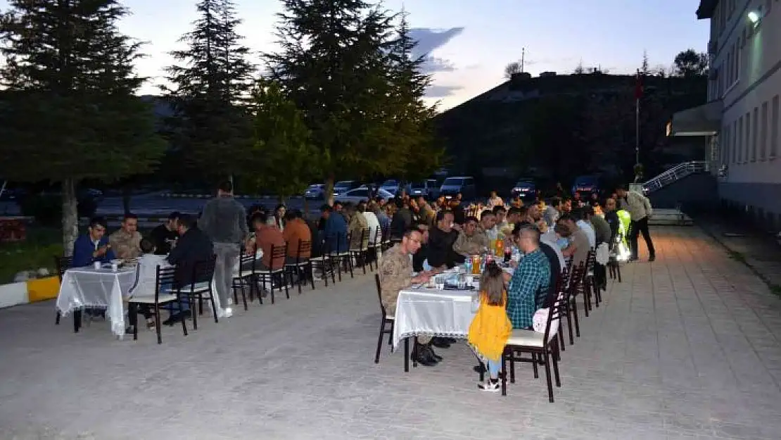 Çemişgezek Kaymakamı Koç güvenlik güçleri ile iftarını açtı