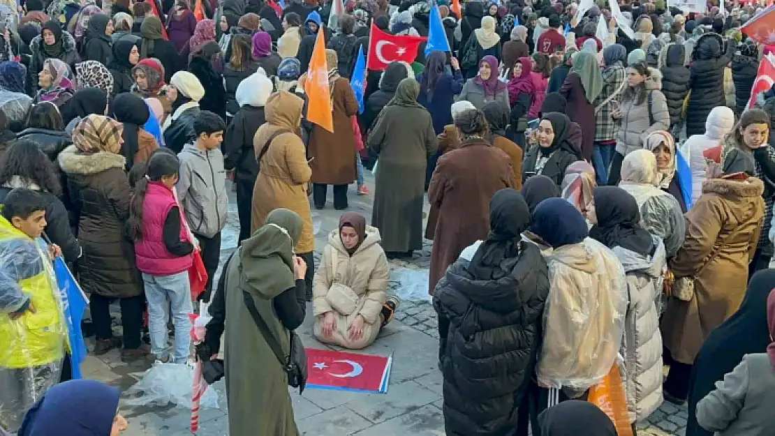 Türk bayrağını önüne bırakıp miting alanında namaz kıldı
