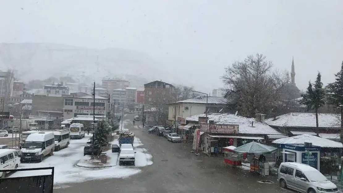 Darende ilçesinde kar yağışı etkili oluyor